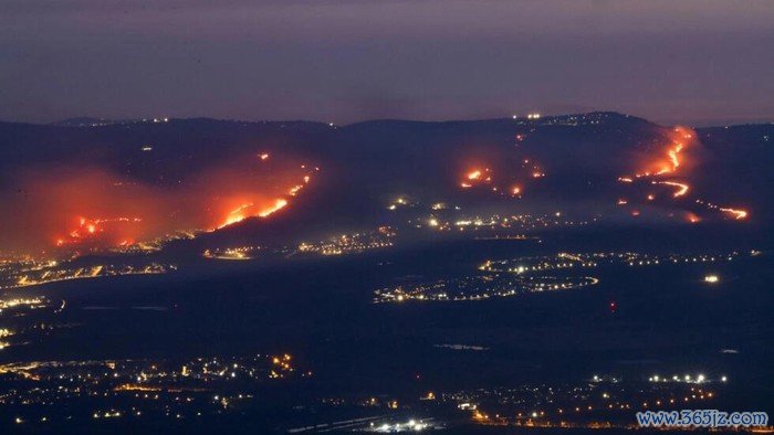 Fires burn in northern Israel as a result of rockets launched from Lebanon amid cross-border clashes between Israeli troops and Hezbollah © Jalaa MAREY / AFP