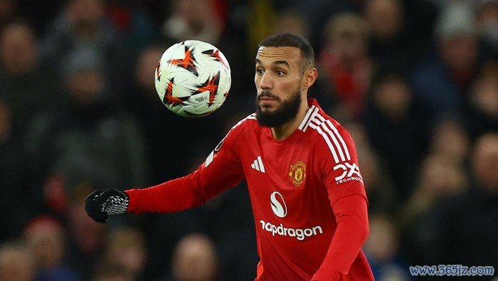 Soccer Football - Europa League - Manchester United v Bodo/Glimt - Old Trafford, Manchester, Britain - November 28, 2024 Manchester Uniteds Noussair Mazraoui in action REUTERS/Molly Darlington