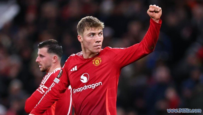 MANCHESTER, ENGLAND - NOVEMBER 28: Rasmus Højlund of Manchester United celebrates after scoring a goal to make it 2-2 during the UEFA Europa League 2024/25 League Phase MD5 match between Manchester United and FK Bodo/Glimt at Old Trafford on November 28, 2024 in Manchester, England. (Photo by Robbie Jay Barratt - AMA/Getty Images)